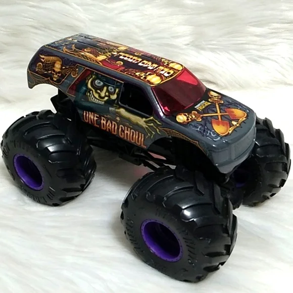 One Bad Ghoul 2018 Mattel Hot Wheels Monster Truck Metal Top Scale 1/24 - Picture 1 of 12